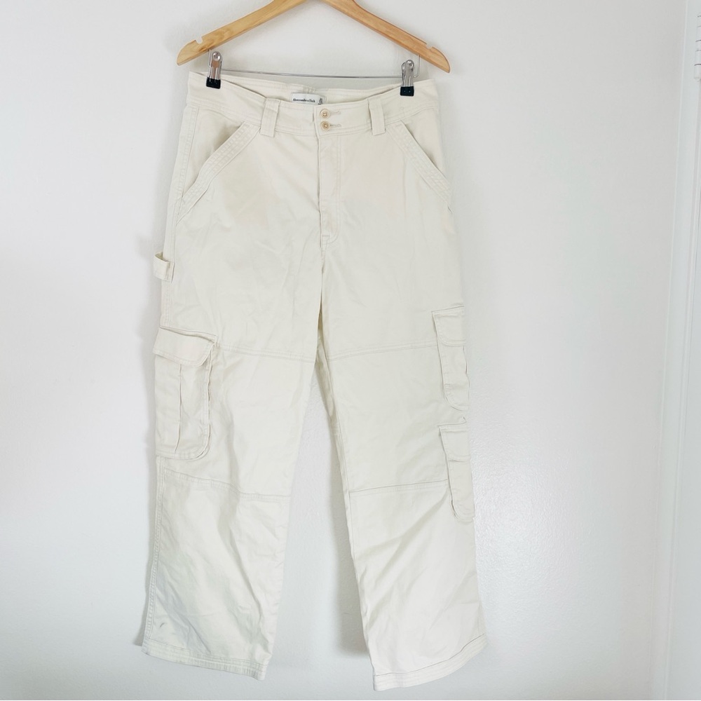 NWT Abercrombie & Fitch Relaxed Cargo Pants - Cream Size 31 Short - Picture 2 of 7